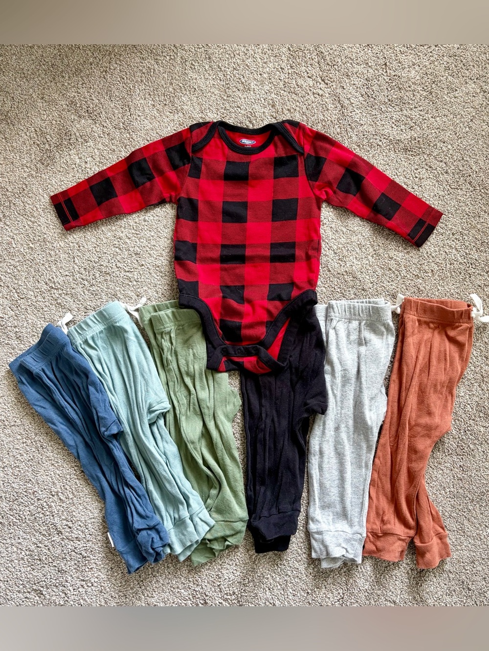 Baby long sleeve onesie and 6 pants